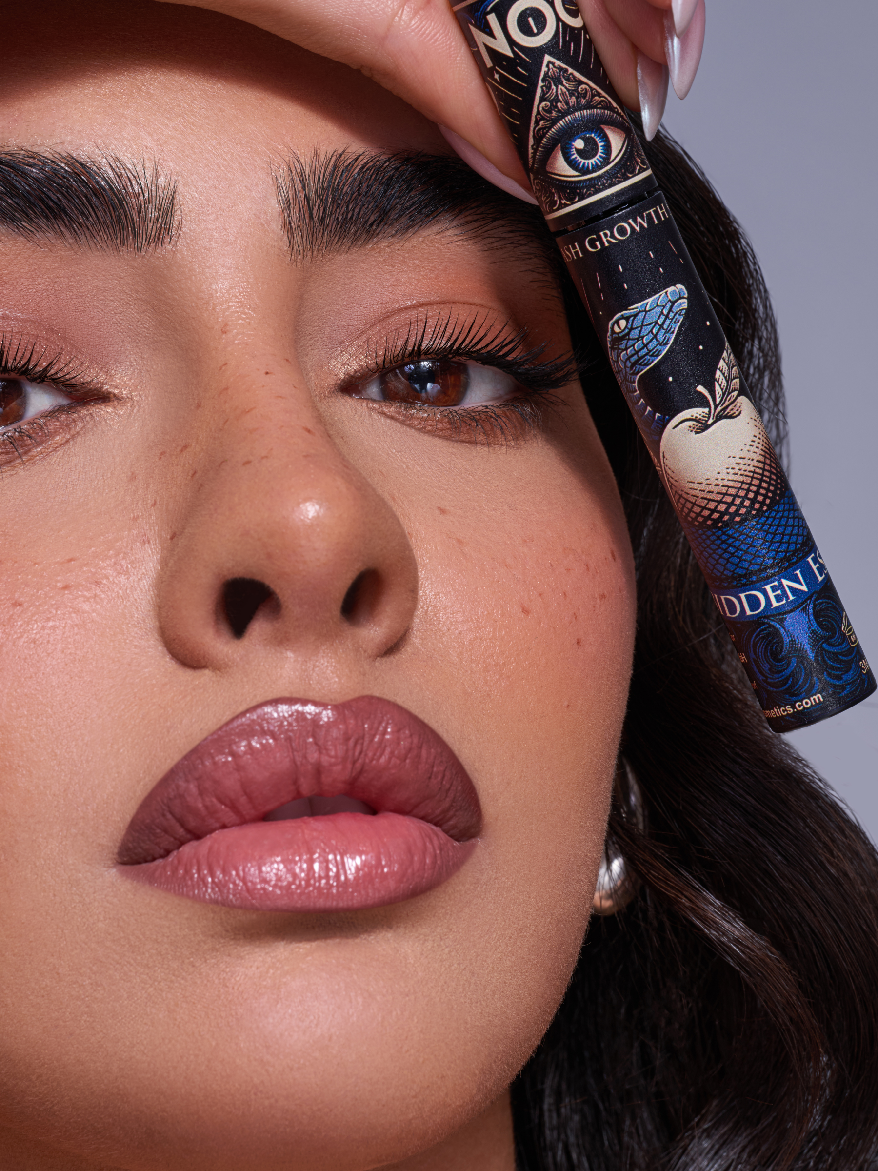 Model trägt NOC. Cosmetics Wimpernserum auf – vegane Luxus-Wimpernpflege