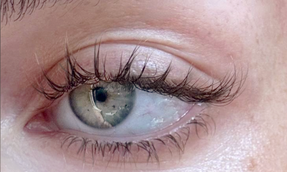 lange volle wimpern nach anwendung von wimpernserum fuer mehr wachstum